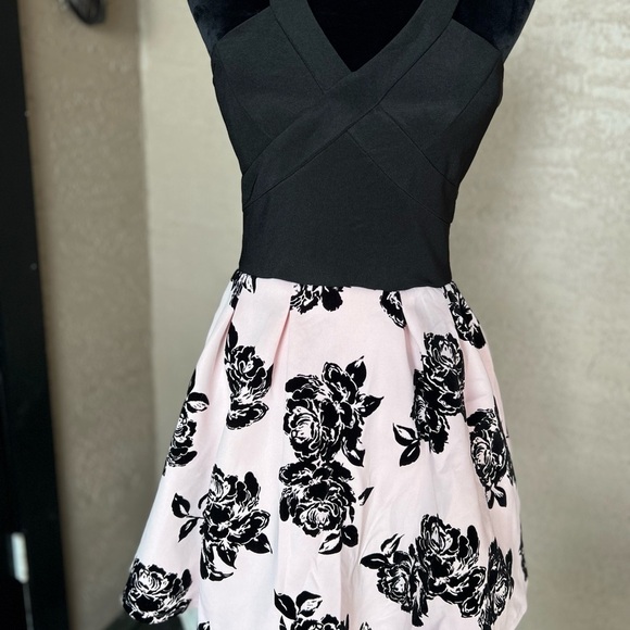 💕🖤LIKE NEW PINK AND BLACK DRESS WITH ROSES SZ 5💕🖤 - Picture 6 of 13